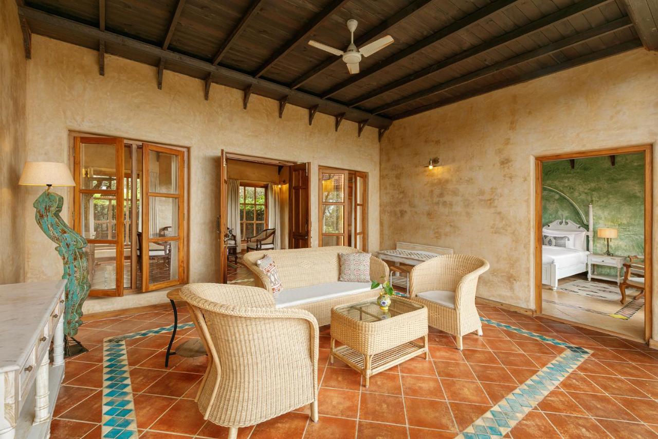 Amritara Aura Resort & Spa マンドレム エクステリア 写真