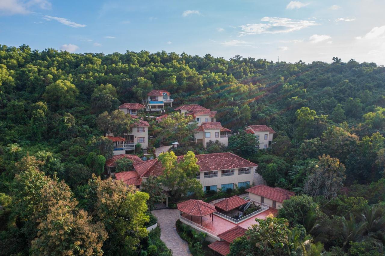 Amritara Aura Resort & Spa マンドレム エクステリア 写真
