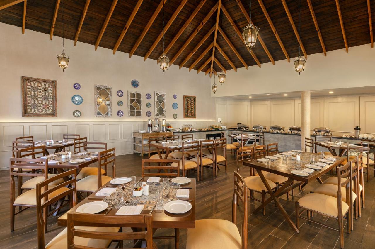 Amritara Aura Resort & Spa マンドレム エクステリア 写真