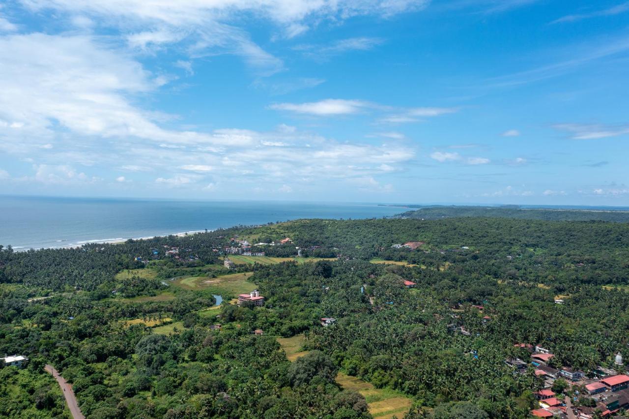 Amritara Aura Resort & Spa マンドレム エクステリア 写真