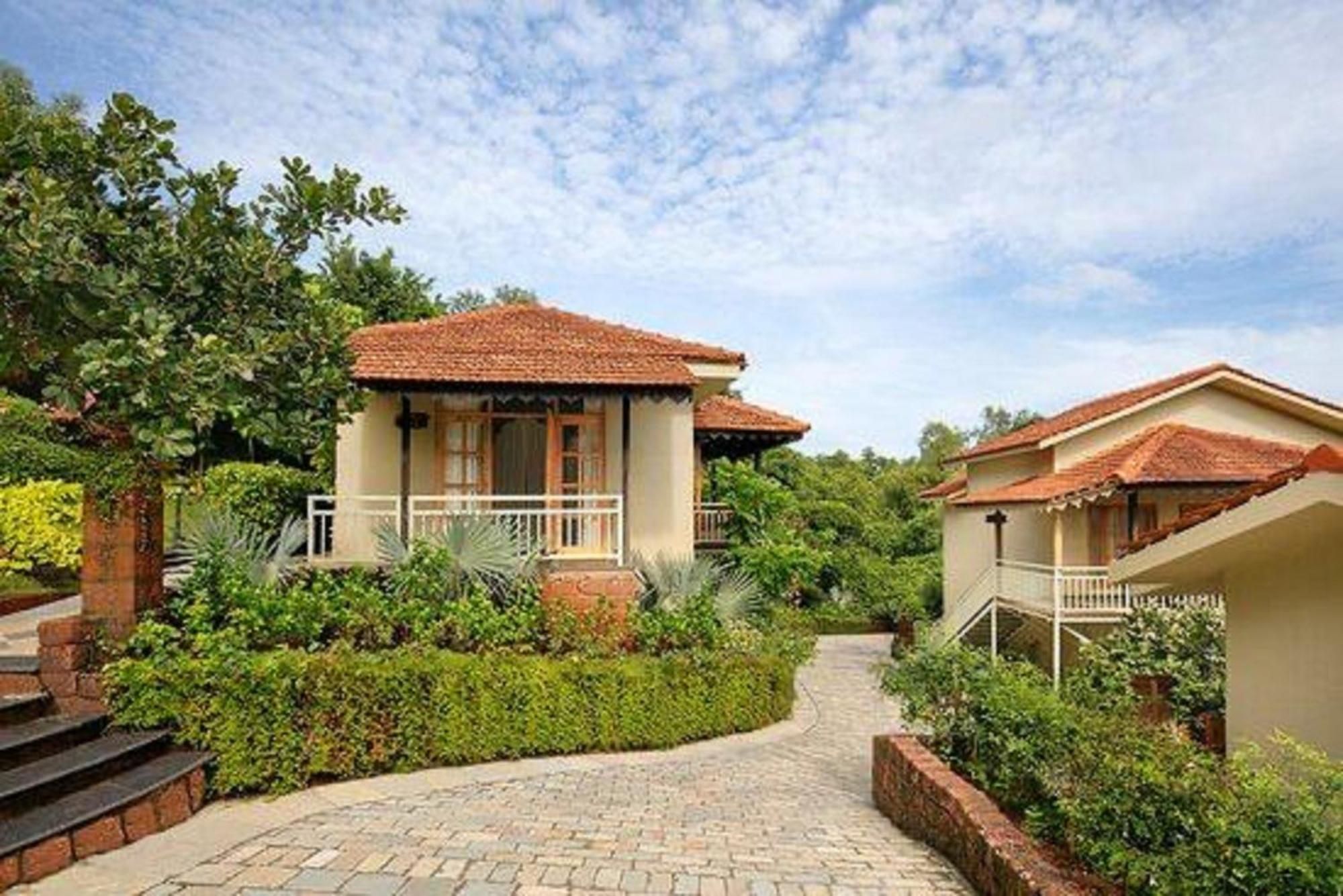 Amritara Aura Resort & Spa マンドレム エクステリア 写真