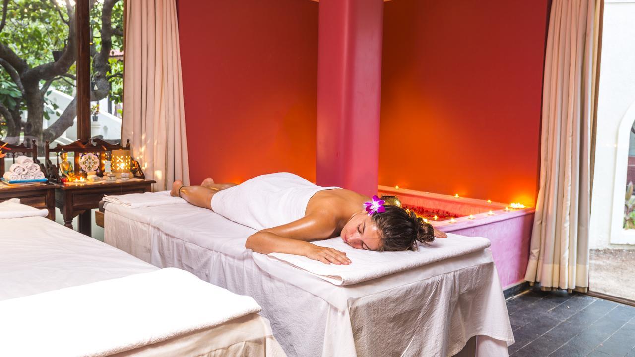 Amritara Aura Resort & Spa マンドレム エクステリア 写真