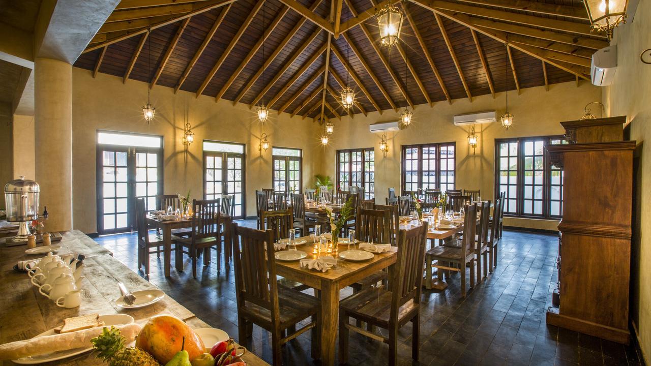 Amritara Aura Resort & Spa マンドレム エクステリア 写真